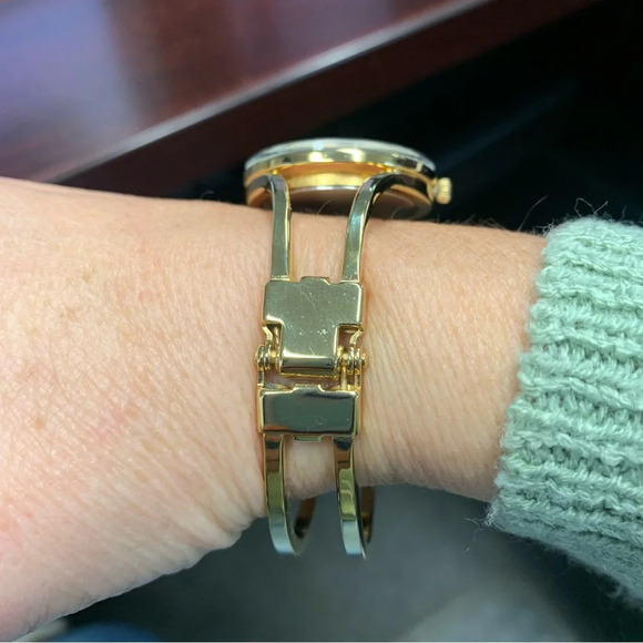 Avon Gold tone Watch with White Dial easy to read NIB small - Picture 8 of 8